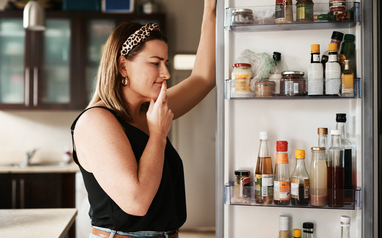 girl-at-refrigerator-752x468.jpg