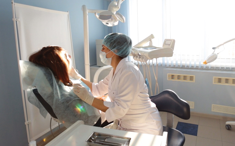 woman-in-dental-chair-752x468.jpg