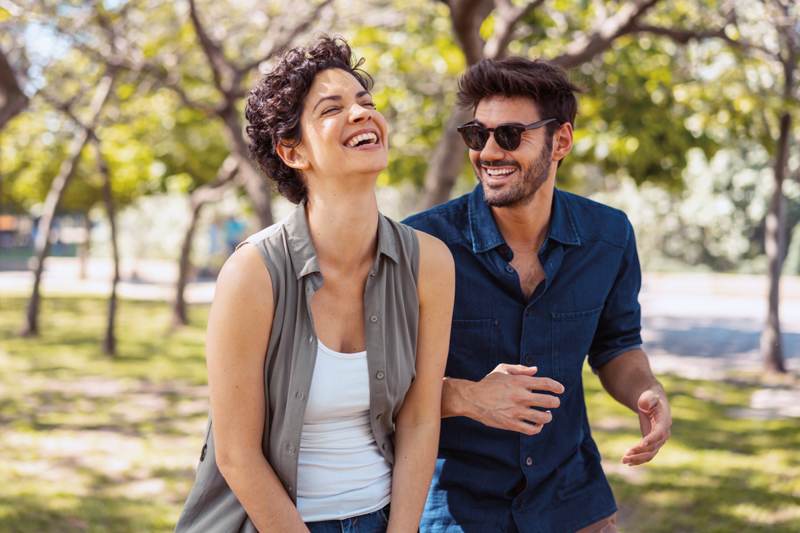 couple-smiling-outside-800x533.png