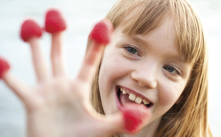 girl-with-berries-752x468.png