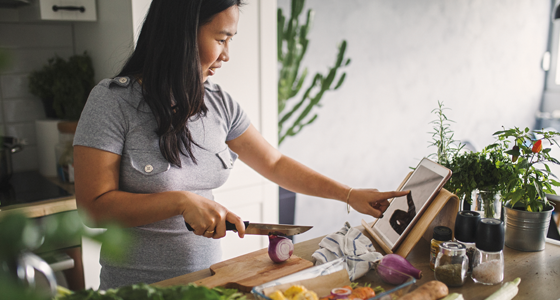 woman-cooking-560x300.png