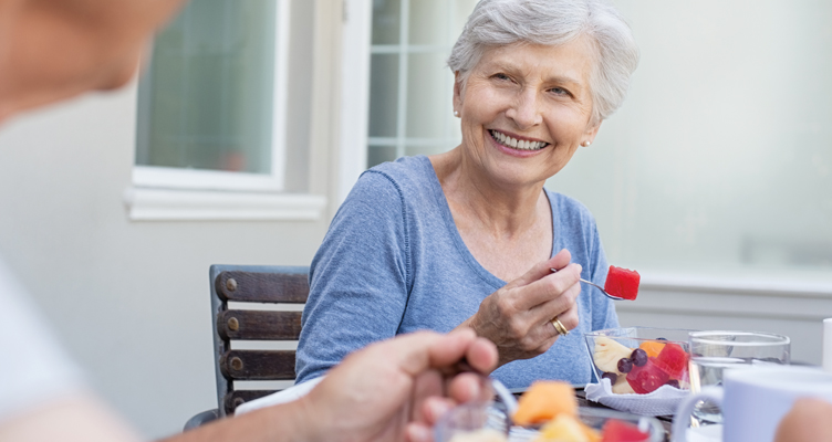 older-woman-eating-752x400.jpg