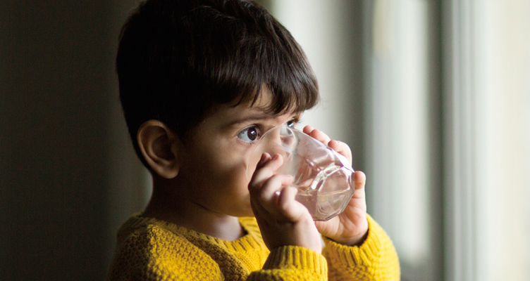 young-boy-drinking-water-752x400.jpg