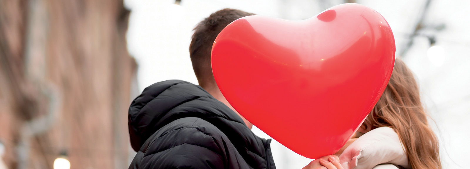 couple-with-heart-shaped-balloon-1600x578.png
