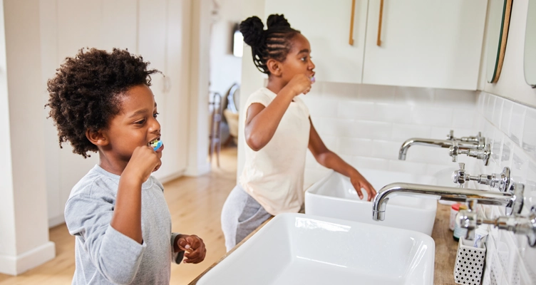 kids-brushing-their-teeth-752x400.webp